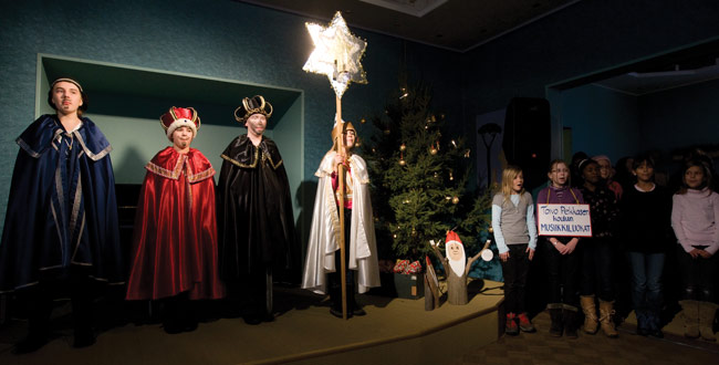 Pekkasen koulun musiikkiluokat esittävät perinteistä jouluesitystä
Tiernapojat, Kartanon joulu, Kotka 2009.
Avainsanat: Tiernapojat Kartanon joulu Kotka Meriniemi Pekkasen koulun musiikkiluokat musiikkiluokka tähti Herodes joulu Pekkasen koulun musiikkiluokat esittävät perinteistä jouluesitystä
Tiernapojat, Kartanon joulu, Kotka 2009.
Avainsanat: Tiernapojat Kartanon joulu Kotka Meriniemi Pekkasen koulun musiikkiluokat musiikkiluokka tähti Herodes joulu