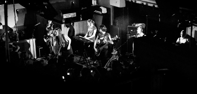 Siellä jossain
Koko Tiktak: Noora, Petra, Nea, Mimmu, Emppu ja Tuuli
Amarillo, Kotka 2007.
Avainsanat: Tiktak jäähyväiskiertue hei me lopetetaan oikeesti Petra Nea Mimmu Emppu Noora Emppu yleisö Amarillo