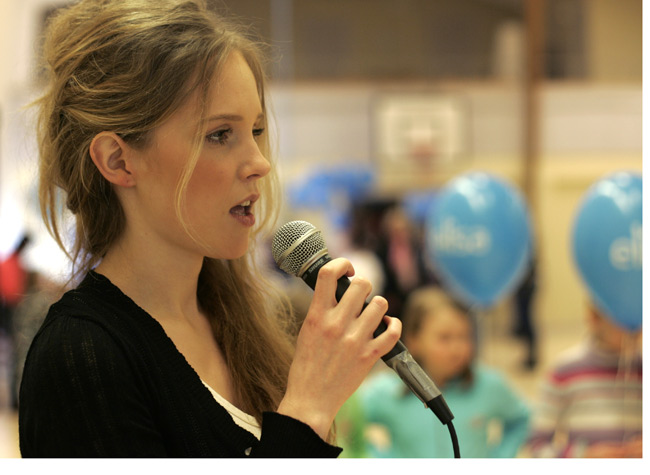 Karaoke-emäntä laulaa
Titta veti karaoke ja lauloi välillä itsekin, Korkeakosken koulu, Kotka 2006.
Avainsanat: Titta Hakala lastenjuhlat Korkeakosken koulu karaoke ilmapallo Karaoke-emäntä laulaa
Titta veti karaoke ja lauloi välillä itsekin, Korkeakosken koulu, Kotka 2006.
Avainsanat: Titta Hakala lastenjuhlat Korkeakosken koulu karaoke ilmapallo