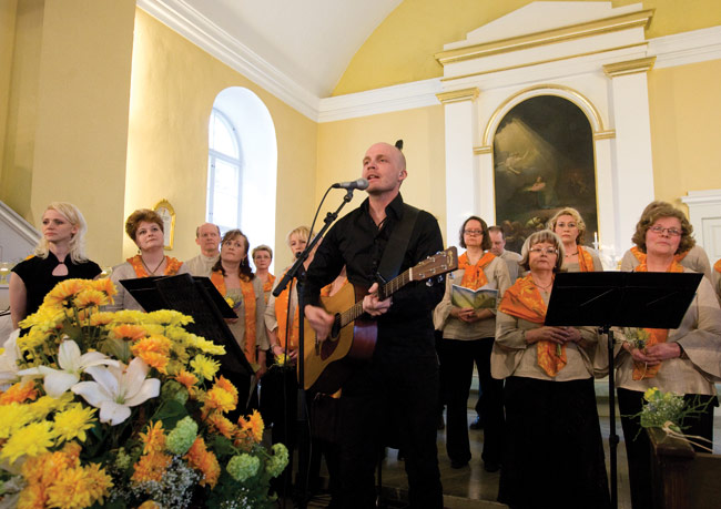 Juha Tapio ja Kymi Contento
Toivon ja lohdun konsertti, Kymin kirkko, Kotka 2009.
Avainsanat: Kymi Contento kuoro hengellinen gospel Toivon ja lohdun konsertti Kymin kirkko Juha Tapio