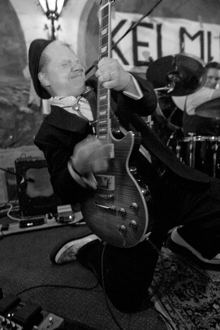 Kireästi
Tommy Tarvanen 2009
Avainsanat: Tommy and the Teenagers Kairo Kelmu 30 vuottaTommy Tarvanen Kireästi
Tommy Tarvanen 2009
Avainsanat: Tommy and the Teenagers Kairo Kelmu 30 vuottaTommy Tarvanen