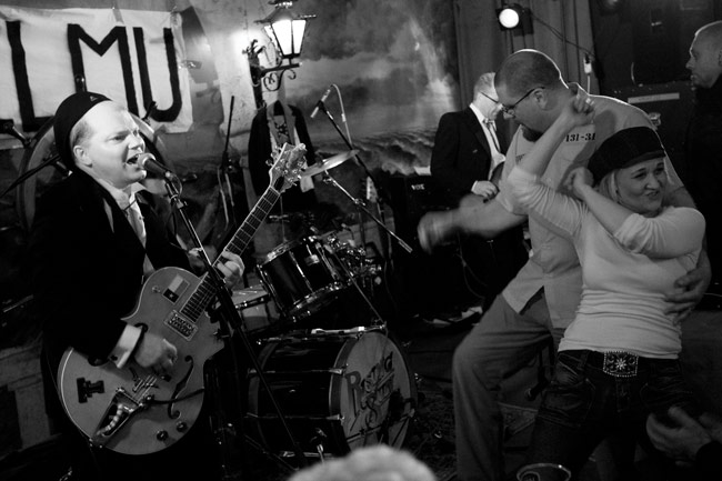 Tommy and the Teenagers hakkaa yleisön ekstaasiin
Kelmu 30 vuotta, Kairo, Kotka 2009.
Avainsanat: Tommy and the Teenagers Kairo Kelmu 30 vuottaTommy Tarvanen yleisö Tommy and the Teenagers hakkaa yleisön ekstaasiin
Kelmu 30 vuotta, Kairo, Kotka 2009.
Avainsanat: Tommy and the Teenagers Kairo Kelmu 30 vuottaTommy Tarvanen yleisö