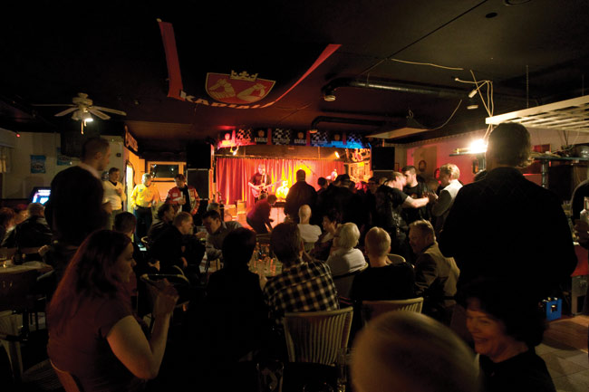 Täynnä kun Tompurin baari
Houserockin' band, Bar Tompuri, Hamina 2008.
Avainsanat: Houserockin' band Hamina Bar Tompuri Hannu Partanen Mika Paakko Tony Aho