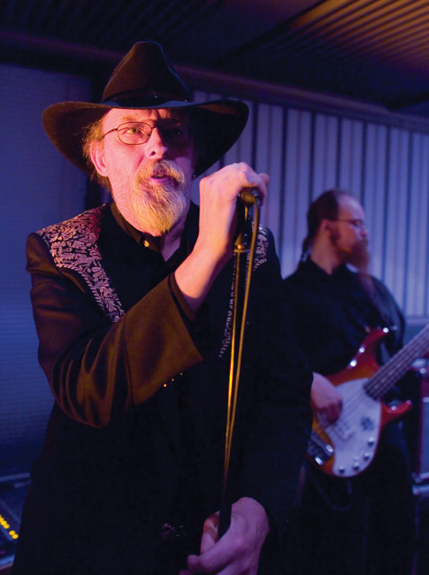 Topi Sorsakoski 2007
Avainsanat: Topi Sorsakoski Pekka Erkki Juhani Tammilehto Ã„htäri Agents Haminan hovi tanssit tanssittaja lavalla