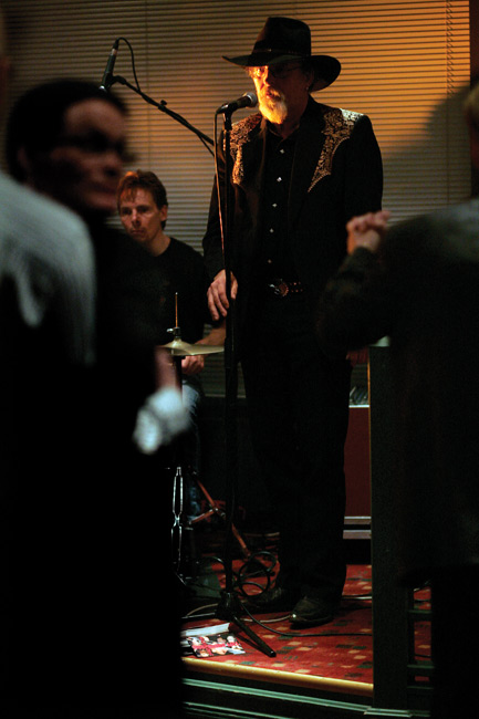 Lavalla Topi Sorsakoski
Haminan Hovi, Hamina 2007.
Avainsanat: Topi Sorsakoski Pekka Erkki Juhani Tammilehto Ã„htäri Agents Haminan hovi tanssit tanssittaja lavalla