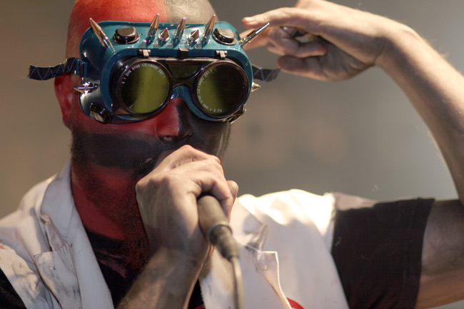 Hitsaaja
Lasit päässä ja niitit lasissa
Avainsanat: Turmion Kätilöt laulaja hitsaajan lasit niitit hirviö pelottava maalattu