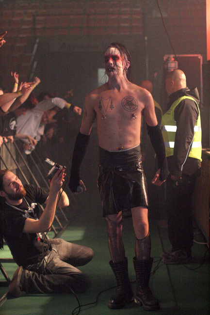 Yleisön luona
Avainsanat: Turmion Kätilöt yleisö kävelee järkkäri