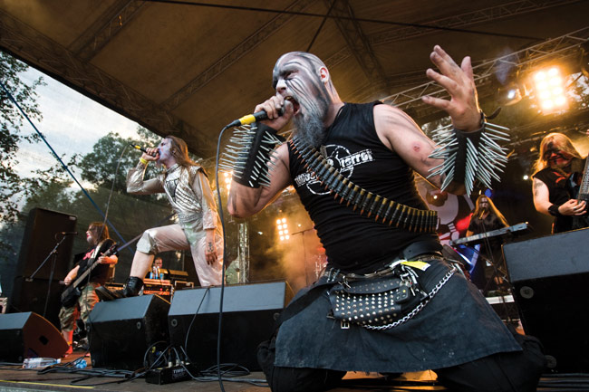 Polvillaan, mutta ei alistuneena
Turmion Kätilöt Pioneerifestivaaleilla
Avainsanat: Turmion Kätilöt Pioneerifestivaali Koria Kouvola MC Raaka Pee Spellgoth