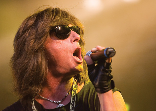 Turner
Avainsanat: Joe Lynn Turner Rainbow legends Deep Purple Fandango laulaa lasit käsine hanska