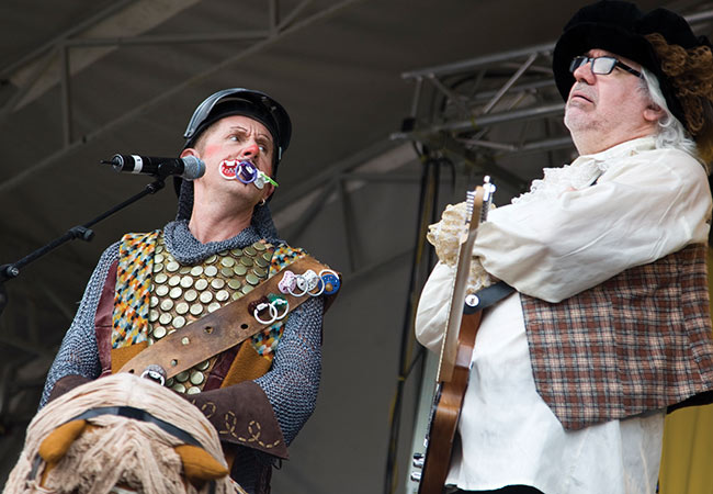 Tuttiritari ja tutinkantaja Aulis
Ja musaa pukkaa, jos suu titeilta siihen joutaa. Lasten Meripäivät, Kotka 2012
Avainsanat: Tuttiritari tutti Jukka Leisti Rusinante Aulis Ari Kankaanpää Lasten Meripäivät