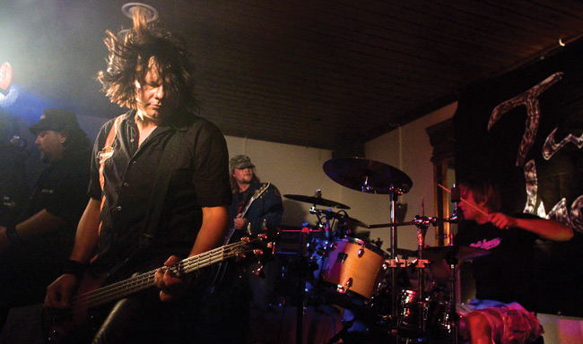 Twelve Inches
Dark River fest jatkot, Night Corner, Kotka 2007.
Avainsanat: Twelve Inches dark river fest jatkot night corner Pete Juha Marko Tuukka tukka heilahtaa Hovinsaari