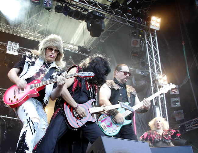 Twisterd Sister
Jay Jay French, Eddie Ojeda, Mark Mendoza ja vähän vielä Dee Sniderkin, Sauna Open air metal festival, Tampere 2006.
Avainsanat: Twisted Sister Jay Jay French Eddie Ojeda Mark Mendoza Dee Snider Sauna Open air metal festival Tampere 2006 rivi bändi alkuperäiskokoonpano