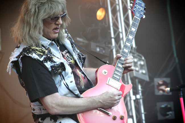Jay Jay vääntää sooloa
Avainsanat: Twisted Sister Jay French soolo maalattu meikit kitaristi