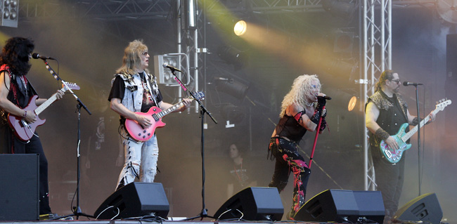 Eturivi
Eddie, Jay Jay, Dee ja Mark the Animal
Avainsanat: Twisted Sister Jay Jay French Eddie Ojeda Mark Mendoza Dee Snider Sauna Open air metal festival Tampere 2006 rivi bändi alkuperäiskokoonpano