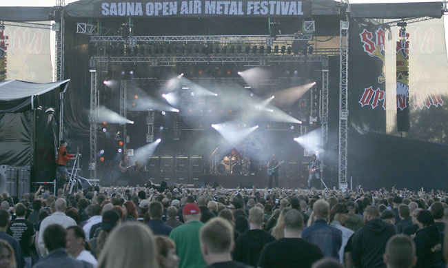 Sauna open air metal festival
Teleobjektiivi vähän lyhentää etäisyyksiä, mutta meitä oli siellä aika monta. Tampere 2006.
Avainsanat: Twisted Sister Sauna open air metal festival yleisö väkijoukko paljon ihmisiä lava festivaali valot