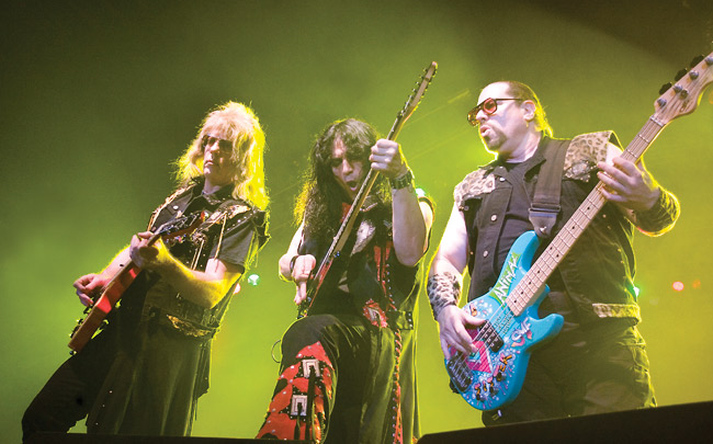 Jay Jay French, Eddie "Fingers" Ojeda & Mark "The Animal" Mendoza
Twisted Sister, Helsinki 2007.
Avainsanat: Twisted Sister Twistarit Helsinki jäähalli kasarihevi heavy Jay Jay Franch kitaristi  Eddie Fingers Ojeda Mark the Animal Mendoza kolme