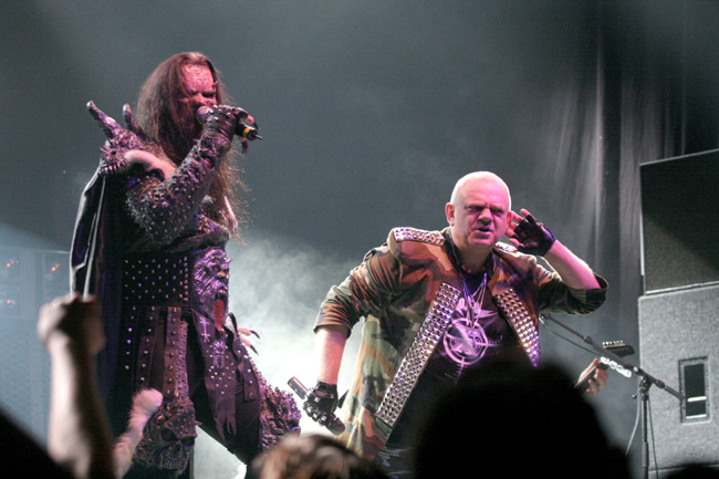 "Balls to the wall"
Kuuluuko mitään?
Vierailevana tähtenä lavalla vilahti Lordi.
FME, Kaapelitehdas, Helsinki 2006.
Avainsanat: U.D.O. Udo Dirkschneider Balls to the wall Lordi outo erikoinen hirviö kuunnella niitit