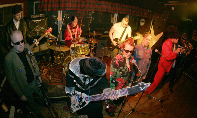 Koko poppoo
Uiskin Kauhistus, Jack Up, Hamina 2006.
Avainsanat: Uiskin Kauhistus Sleepy Sleeper cover bileet teatteri Pirre Marttila Mikko Halme Aki Järvempää Jari Halonen Pekka Kolsi Markku Nipa Porkka 40 Janne Venäläinen Jani Suvivuo Jussi Vilkki koko bändi