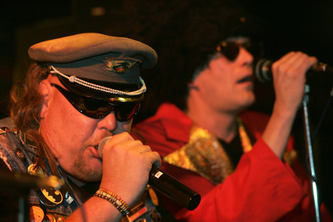 Pekka ja Nipa
Pekka täytti 40 v.
Avainsanat: Uiskin Kauhistus Pekka Kolsi Markku Nipa Porkka koppalakki hattu lasit