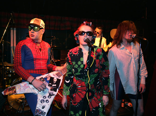 "Kuka mitä saunassa veteli ja ketä mitä häh?"
"Kuka mitä saunassa veteli ja ketä mitä häh?"
Avainsanat: Uiskin Kauhistus Sleepy Sleeper cover bileet teatteri Pirre Marttila Mikko Halme Aki Järvempää pahvikitara