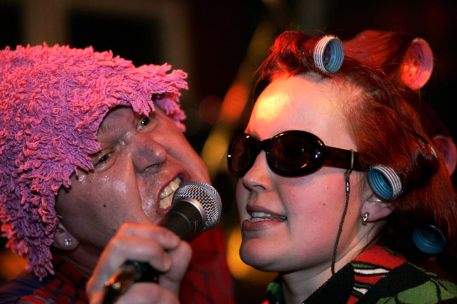 Show must go on
Mikko ja Pirre, Hamina 2006.
Avainsanat: Uiskin Kahistus lasit Pirre Marttila Mikko Halme lähikuva raju show