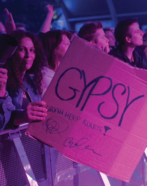 Gipsy
a gipsy queen
Avainsanat: Uriah Heep rules Gipsy queen mustalaisnainen kyltti kirjoitusvirhe pahvi yleisä mellakka-aita