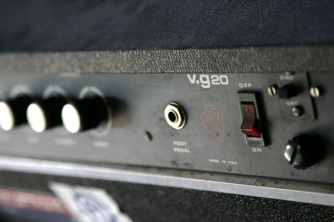 v.G20 (???)
Joku vahvistin. Joskus toimii, joskus rutisee. Ei hifisteille.

30 e
Avainsanat: vahvistin mikälie v.g20 rutisee soundi ei hifisteille
