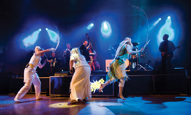 Snäp!
"Nahkaruoskaa roiskuaa"
Avainsanat: Värttinä omilla mailla 25-vuotisjuhlakiertua 25 years Mari Kaasinen Susan Aho Johanna Virtanen Markku Lepistö Hannu Rantanen Janne Lappalainen piiskata ruoskia antaa piiskaa