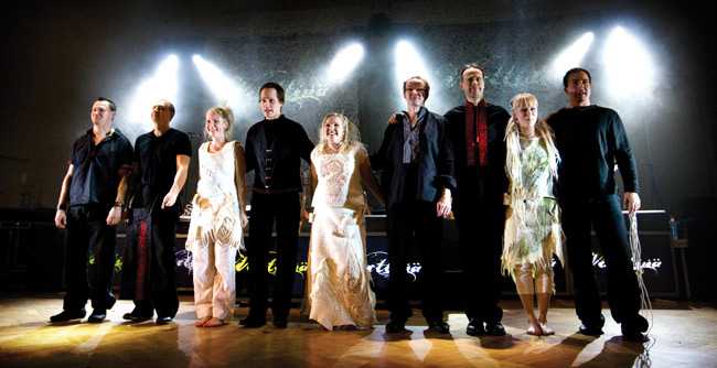 Loppukumarrus
Värttinä: 
Janne Lappalainen, Markku Lepistö, Susan Aho, Lassi LogrÃ©n, Mari Kaasinen, Hannu Rantanen, Antto Varilo, Johanna Virtanen ja Toni PorthÃ©n, 
Konserttitalo, Kotka 2008.
Avainsanat: Värttinä omilla mailla 25-vuotisjuhlakiertue Kotka Konserttitalo 25 years Mari Kaasinen Susan Aho Johanna Janne Lappalainen Hannu Rantanen loppukumarrus rivi keikan jälkeen