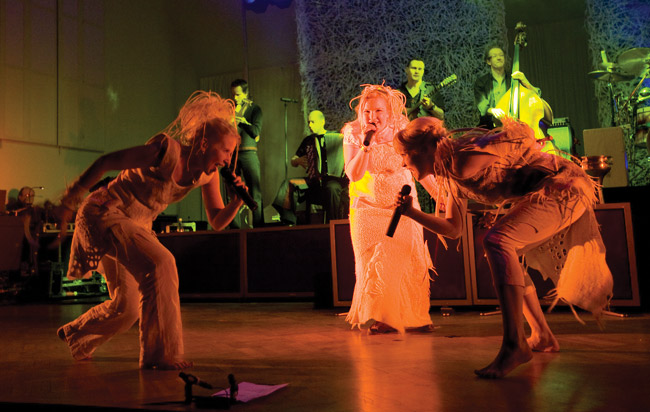 Vastakkain
Susan Aho, Johanna Virtanen ja Mari Kaasinen
Avainsanat: Värttinä omilla mailla 25-vuotisjuhlakiertue 25 years Mari Kaasinen Susan Aho Johanna Virtanen loitsuta vastakkain kontakti