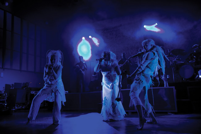 Sinisessä
Avainsanat: Värttinä omilla mailla 25-vuotisjuhlakiertue 25 years Mari Kaasinen Susan Aho Johanna Virtanen sininen