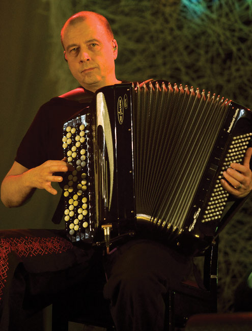 Markku Lepistö
Haitarit, 10-kielinen kantele, munniharppu
Avainsanat: Värttinä omilla mailla 25-vuotisjuhlakiertue 25 years kansanmusiikki Markku Lepistö haitari hanuri