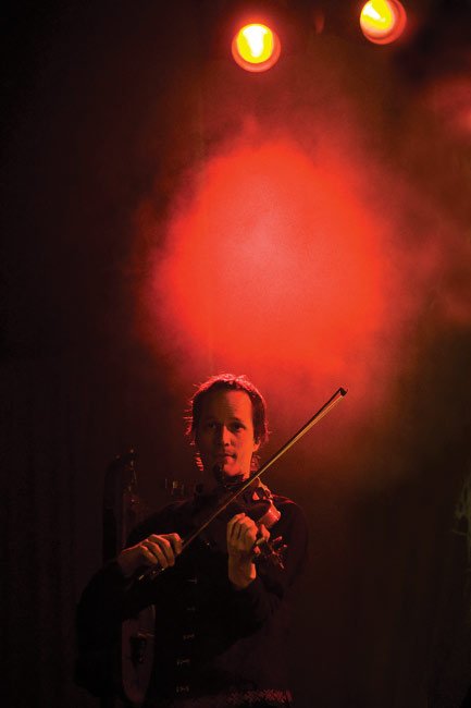 Lassi LogrÃ©n
Viulu, avainviulu, jouhikko, laulu
Avainsanat: Värttinä omilla mailla 25-vuotisjuhlakiertue 25 years kansanmusiikki Lassi Logren viulu punainen valot