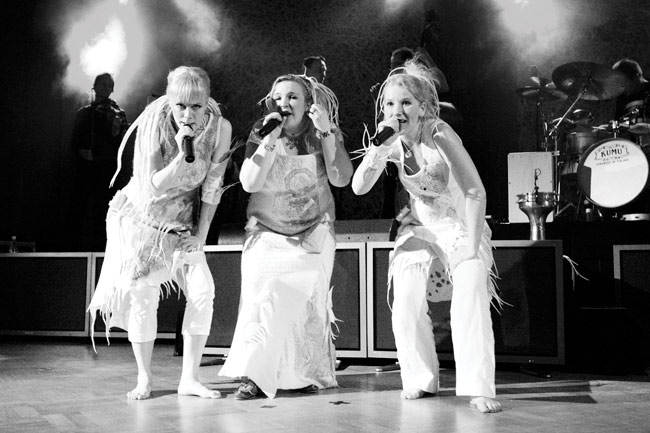 Kolmikko
Avainsanat: Värttinä omilla mailla 25-vuotisjuhlakiertue 25 years Mari Kaasinen Susan Aho Johanna Virtanen mustavalkoinen