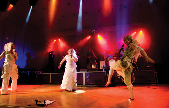 Vauhdissa
Avainsanat: Värttinä omilla mailla 25-vuotisjuhlakiertue 25 years Mari Kaasinen Susan Aho Johanna Virtanen loitsuta vastakkain