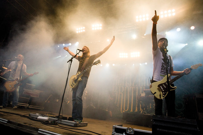 von Hertzenin veljekset Ankkarockissa
Jonne, Mikko ja Kie
Avainsanat: Von Hertzen Brothers vhb Ankkarock Vantaa Korso veljekset Mikko Kie Jonne käsi sormi pystyssä