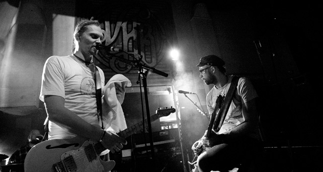 Mustavalkoinen
Pyyhkeitä ja kitaraa
Avainsanat: von Hertzen Brothers Mikko Kie Amarillo veli veljekset progressiivinen rock vhb Kotka pyyhe mustavalkoinen