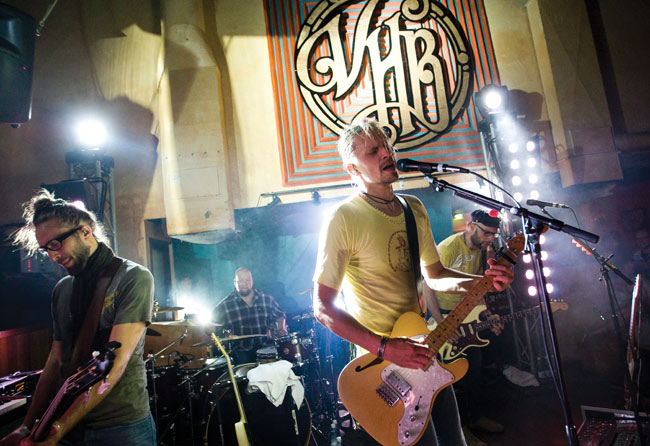 VHB
Amarillo, Kotka 2008.
Avainsanat: von Hertzen Brothers Mikko Kie Jonne Amarillo veli veljekset progressiivinen rock vhb Kotka VHB
Amarillo, Kotka 2008.
Avainsanat: von Hertzen Brothers Mikko Kie Jonne Amarillo veli veljekset progressiivinen rock vhb Kotka