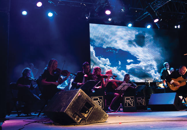 Riku Niemi orchestraa
... vähän vasemmalta, Kotka 2008.
Avainsanat: Vihdoinkin! Meripäivät Kotka Riku Niemi orchestra jättiscreen viulistit Riku Niemi orchestraa
... vähän vasemmalta, Kotka 2008.
Avainsanat: Vihdoinkin! Meripäivät Kotka Riku Niemi orchestra jättiscreen viulistit