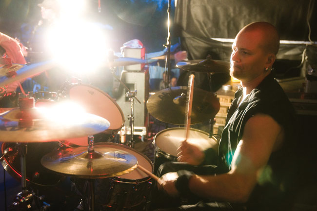 Rumpalilla välkkyy
Simeoni Viikate, lyömäsoittimet
Avainsanat: Viikate Löytty open air Kouvola Elimäki Simeoni rummut rumpali