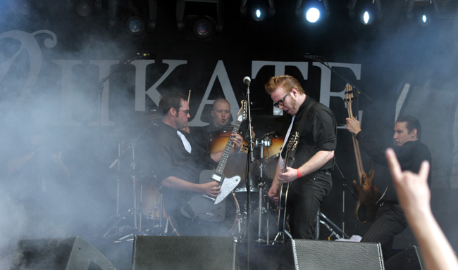 Leikkuupuimurit tanassa
Viikate heiluttaa vehkeitään ja vähän yleisökin, Ankkarock, Vantaa 2005.
Avainsanat: Viikate kitarat Kaarle Simo Simeoni Arvo Ari Ervo Eki käsi hevimerkki savu Pohjoista viljaa
