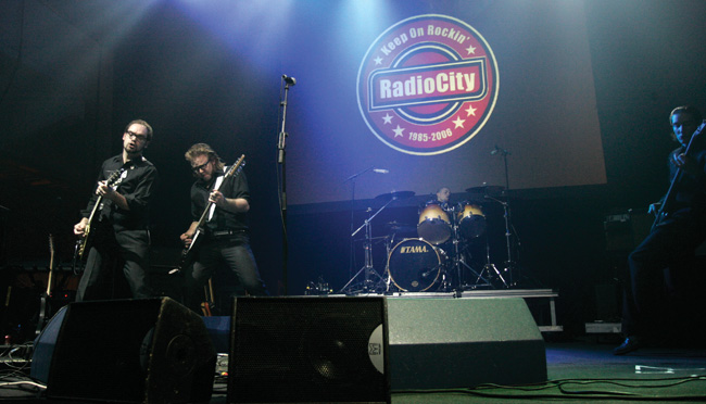 Radio Cityä hautaamassa
Viikate, Kaapelitehdas, Helsinki 2006.
Avainsanat: Viikate Kaarle Simeoni Arvo Ervo Radio City hautajaiset kaapelitehdas Kalle Virtanen Simo Kairistola Erkka Koskinen Ari Taiminen