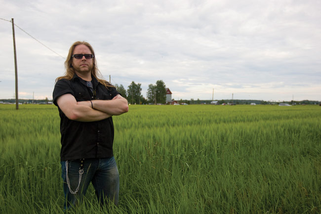 Kaarle ja töitä Viikatteelle - Vähintääkin melko pohjoista viljaa
Viikate-mies pellon reunassa lavan takana, Löytty 2009.

Avainsanat: Viikate Löytty open air Kouvola Elimäki Kaarle pelto vilja pohjoista viljaa