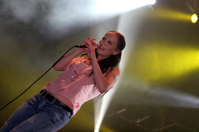 Maija Vilkkumaa
Kotkan Meripäivät 2005.
Avainsanat: Maija Vilkkumaa vino valot söpö farkut meripäivät