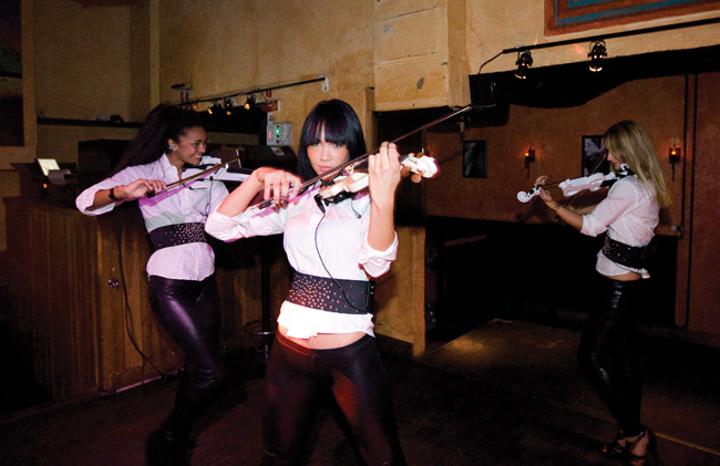 Violina
Amarillo, Kotka 2010.
Avainsanat: Violina sähköviulu viulisti Amarillo Kotka nainen kaunis seksikäs virolainen Johanna-Maria Daana Käll