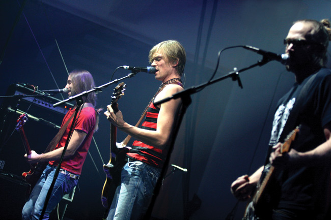 von Hertzenin veljekset
Jonne, Mikko ja Kie
Avainsanat: von Hertzen Brothers veljekset Jonne Mikko Kie rivi soittajat mahtipontinen Experience Approach von Hertzenin veljekset
Jonne, Mikko ja Kie
Avainsanat: von Hertzen Brothers veljekset Jonne Mikko Kie rivi soittajat mahtipontinen Experience Approach