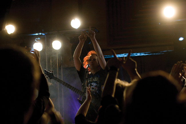 Sormileikki
Avainsanat: Waltari Kärtsy Hatakka Amarillo Sokos sormet kädet