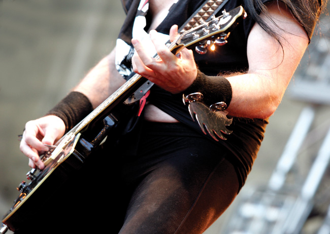 Blackie ja Blackien tunnettu rannekoru
Avainsanat: W.A.S.P. wasp Blackie Lawless kädet kitara sirkkeli sirkkelin terä koriste koru rekvisiitta