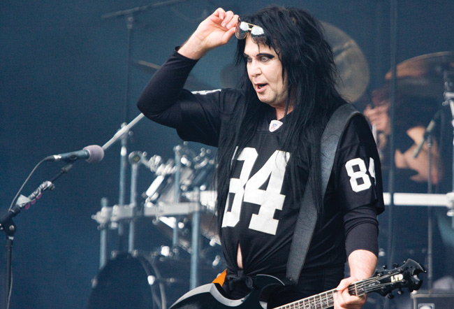 "Can you see the real me?"
Blackie Lawless 2008
Avainsanat: W.A.S.P. WASP Ankkarock Vantaa Korso Blackie Lawless pelipaita 84 pelaaja the real me lasit nostaa meikattu