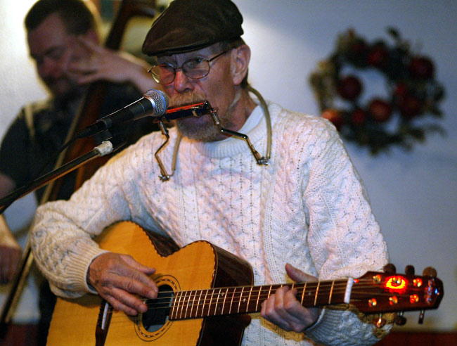 Mike Westhues
Mike Westhues, Hamina, Bar Tompuri 2005.
Avainsanat: Mike Westhues blues amerikkalainen akustinen kitara huuliharppu hattu vanha parta Mike Westhues
Mike Westhues, Hamina, Bar Tompuri 2005.
Avainsanat: Mike Westhues blues amerikkalainen akustinen kitara huuliharppu hattu vanha parta